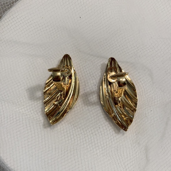 Vintage Sarah Coventry gold tone clip on earrings - Picture 4 of 5